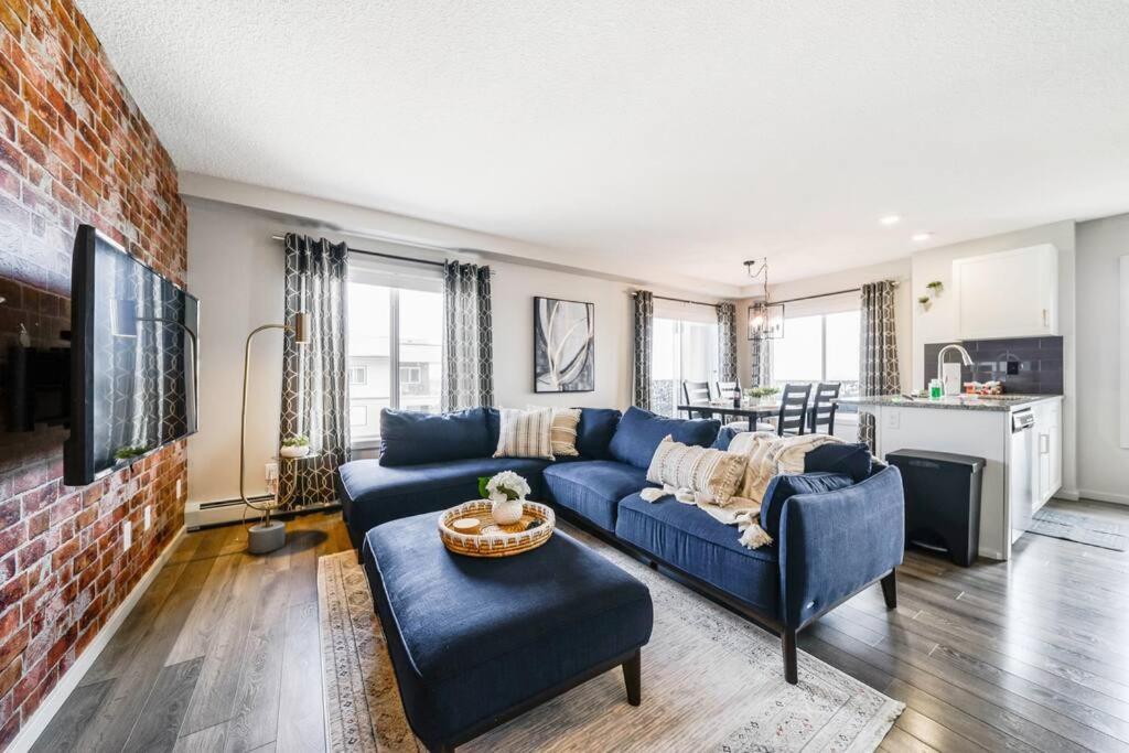 Bright Luxe Condo, Ac, Top Floor, King Bed, Balcony! Edmonton Exterior photo
