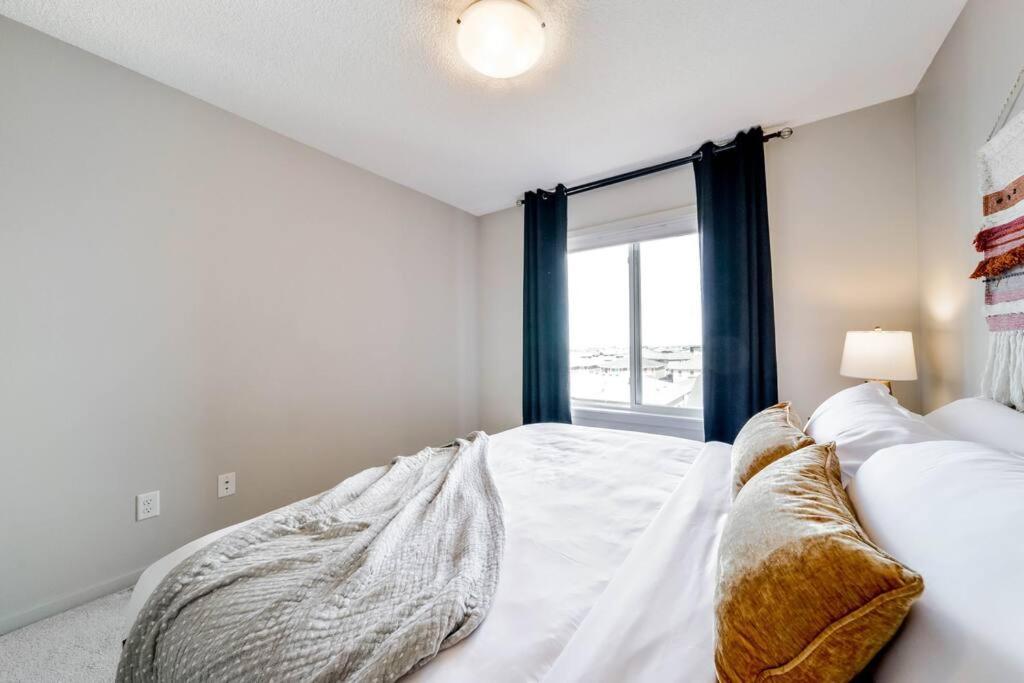 Bright Luxe Condo, Ac, Top Floor, King Bed, Balcony! Edmonton Exterior photo