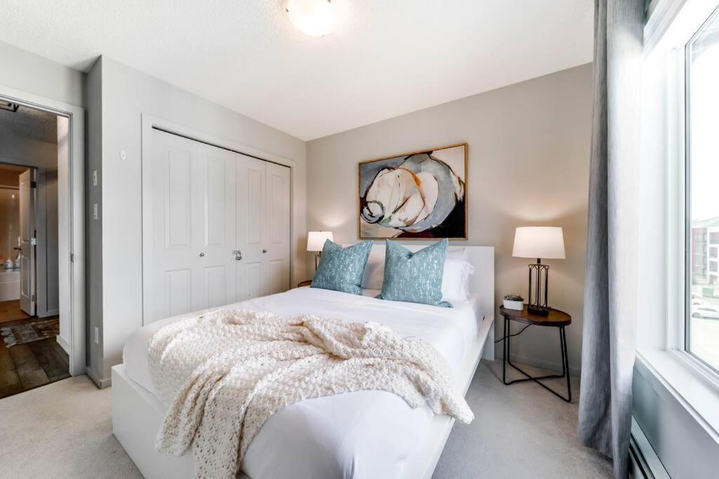 Bright Luxe Condo, Ac, Top Floor, King Bed, Balcony! Edmonton Exterior photo