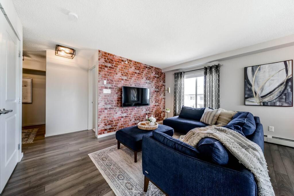 Bright Luxe Condo, Ac, Top Floor, King Bed, Balcony! Edmonton Exterior photo